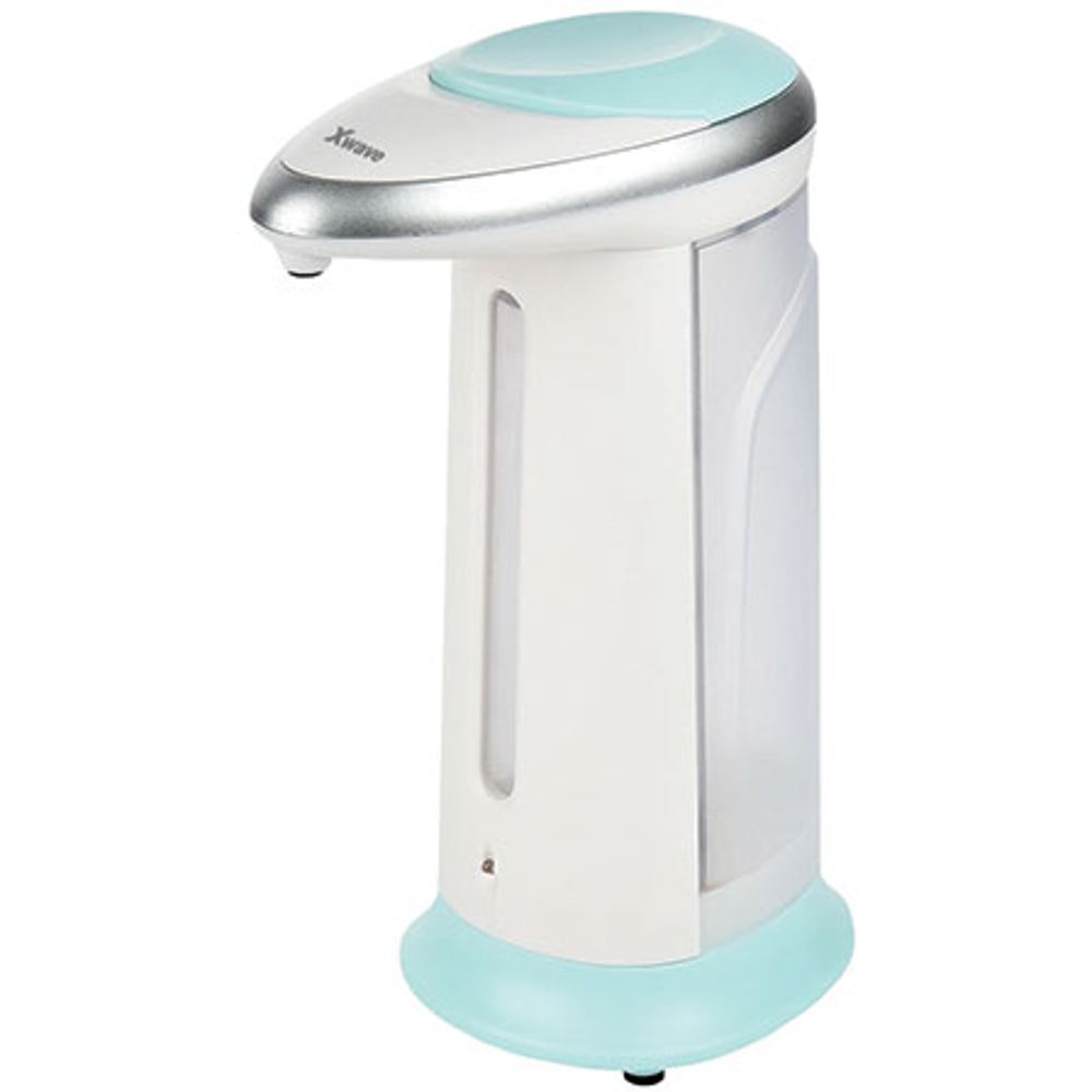 Xwave SuperClean 400 pored sudopere u kuhinji, ruka ispod senzora prima dozu tečnog sapuna