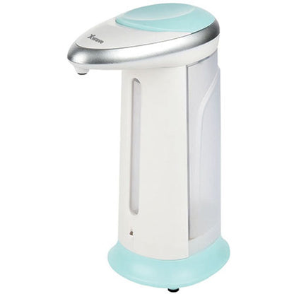 Xwave SuperClean 400 pored sudopere u kuhinji, ruka ispod senzora prima dozu tečnog sapuna