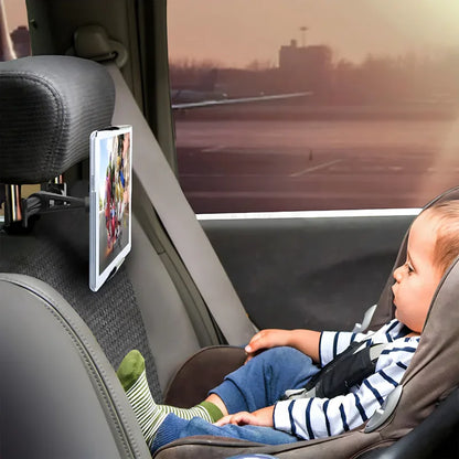 beba u auto sedištu gleda crtani film na tabletu pričvršćenom za naslon za glavu