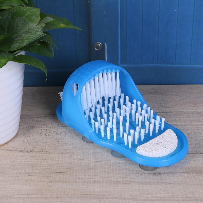 plava papuča za masažu stopala sa četkicama i kamenom za petu na stolu