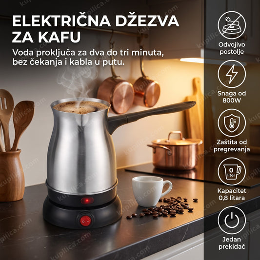 Električna džezva za kafu na postolju u kuhinji, kafa se penuša i para