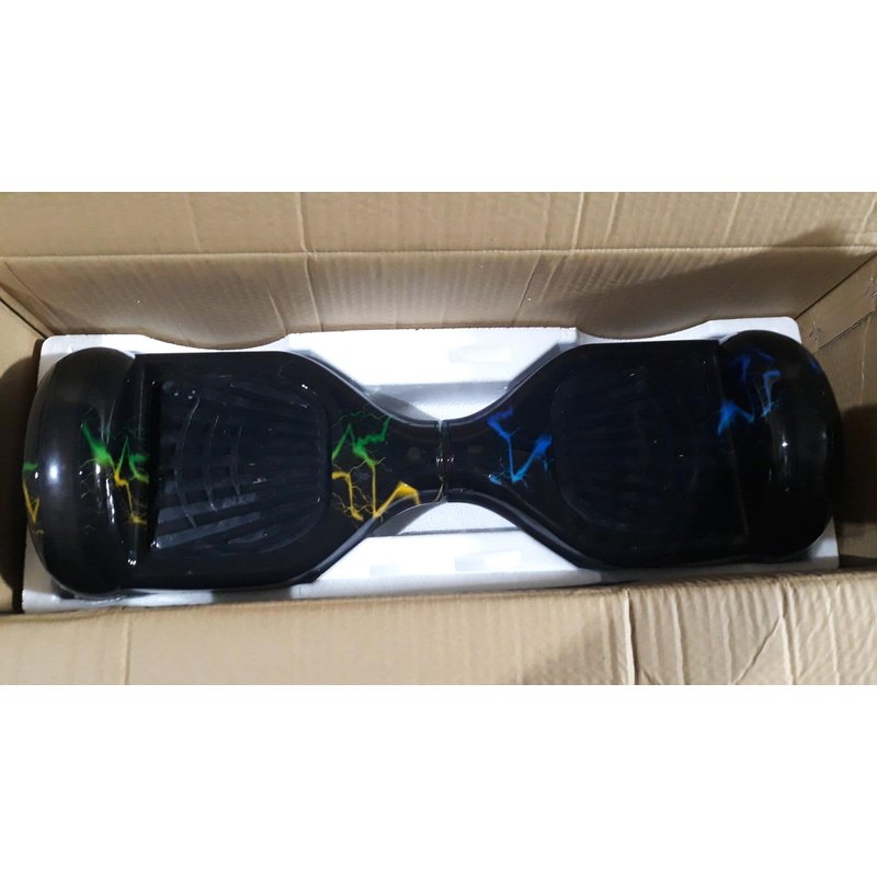 crni hoverboard sa šarenim mrljama u otvorenoj kartonskoj kutiji sa stiroporom