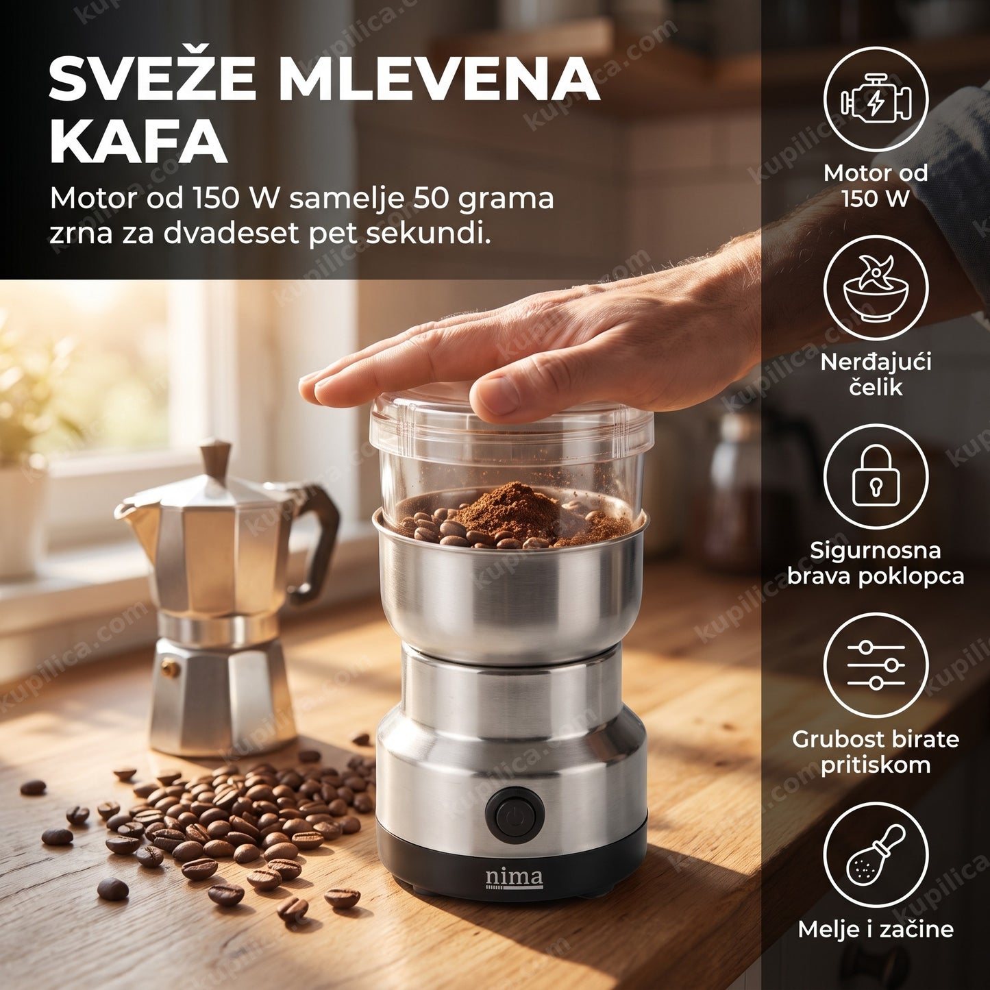 Osoba melje zrna kafe u električnom mlinu za kafu i začine u kuhinji