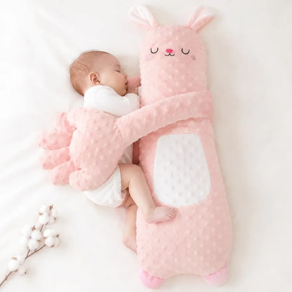 jastuk za bebe čuvar sna u obliku ružičastog zeke, beba spava zagrljena uz njega