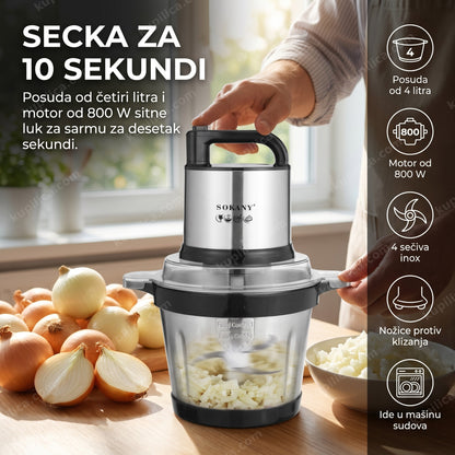 Osoba secka crni luk u velikom električnom sečku od 4 litra u kuhinji