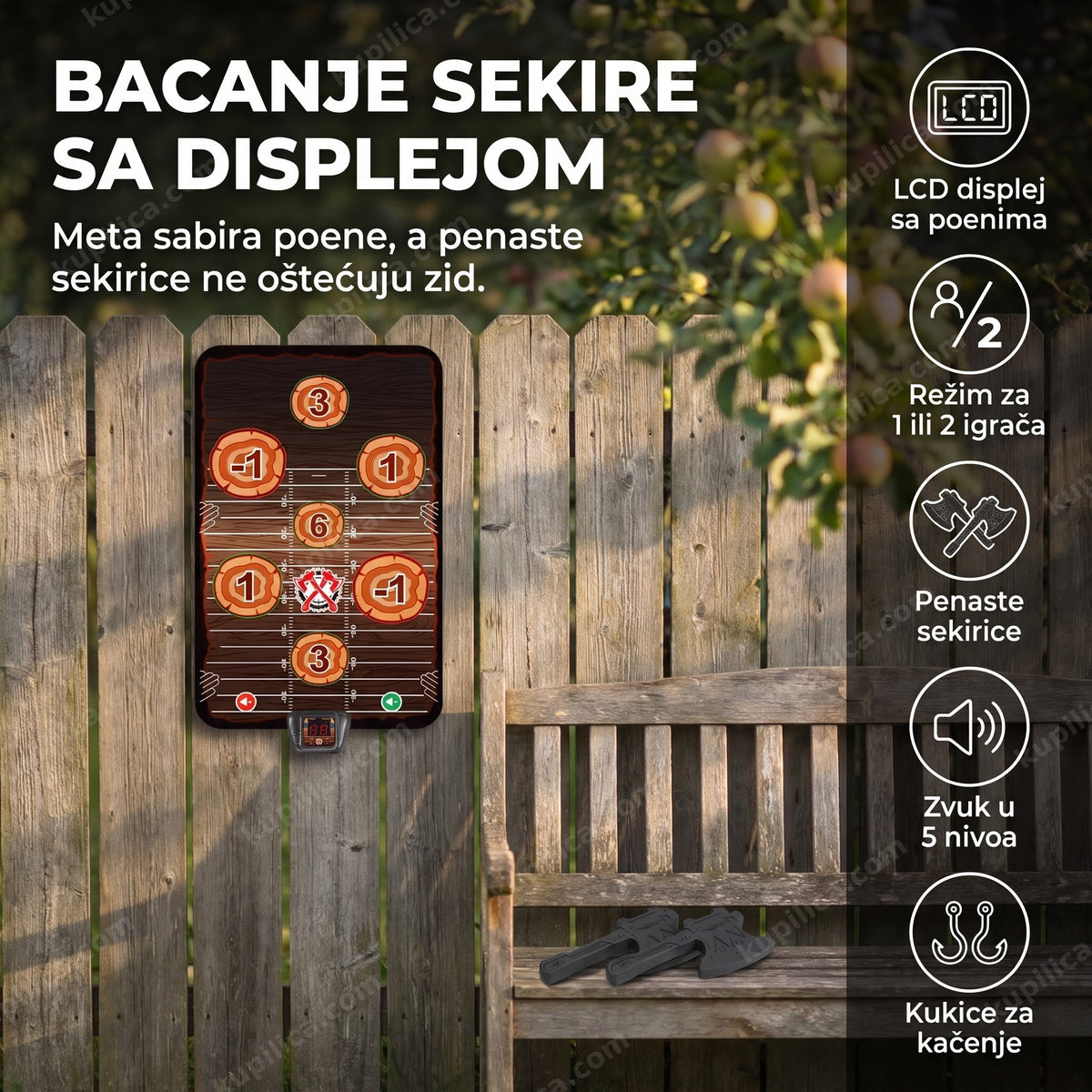 elektronska meta za bacanje sekire okačena na drvenu ogradu u dvorištu sa dve penaste sekirice