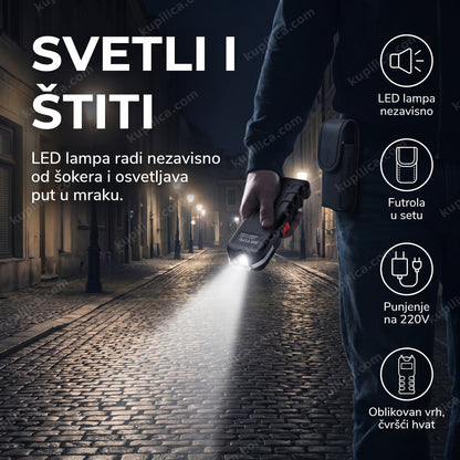 Odrasla osoba drži uređaj sa LED lampom uveče na ulici