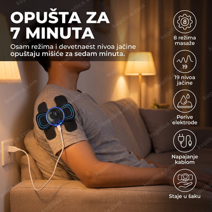 Osoba koristi leptir EMS masažer sa lepljivim elektrodama na ramenu