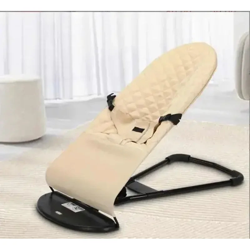 njihalica za bebe sa vibracijom i muzikom, bež sedište na crnom postolju u sobi