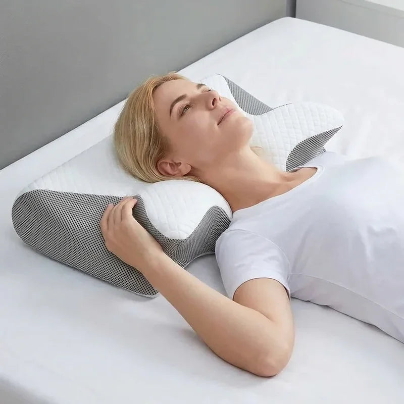 ErgoSleep ortopedski jastuk za vrat, žena leži u krevetu i drži ga rukama