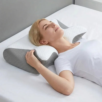 ErgoSleep ortopedski jastuk za vrat, žena leži u krevetu i drži ga rukama