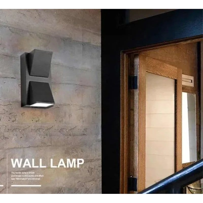 lampa postavljena na terasi pored stola za sedenje