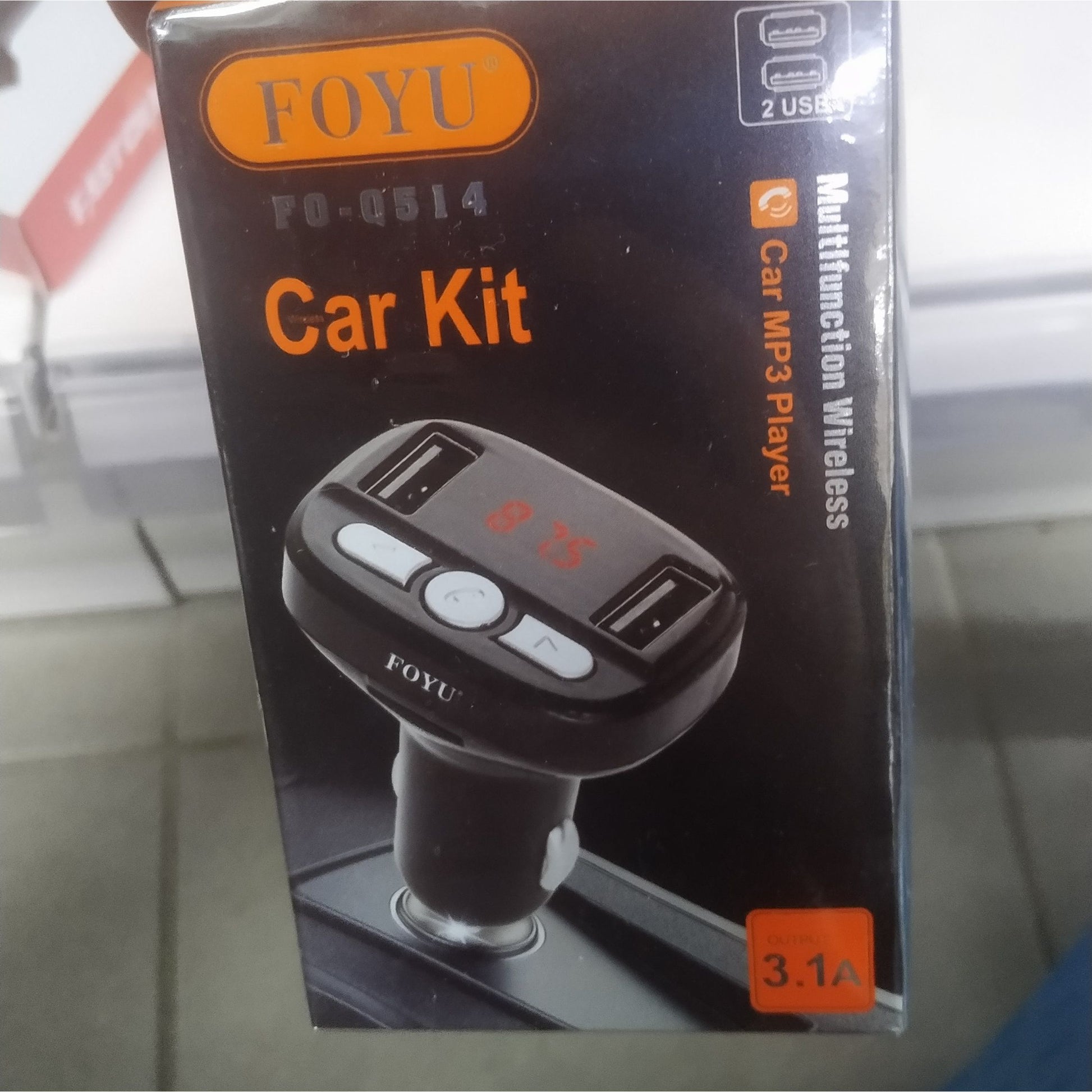 fm transmiter Q514 priključen u upaljač automobila tokom vožnje