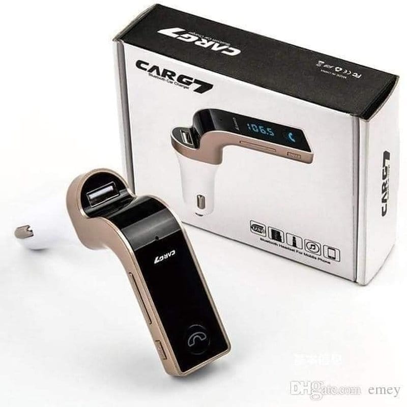 FM transmiter CARG7 sa USB fleškom i microSD karticom pored uređaja