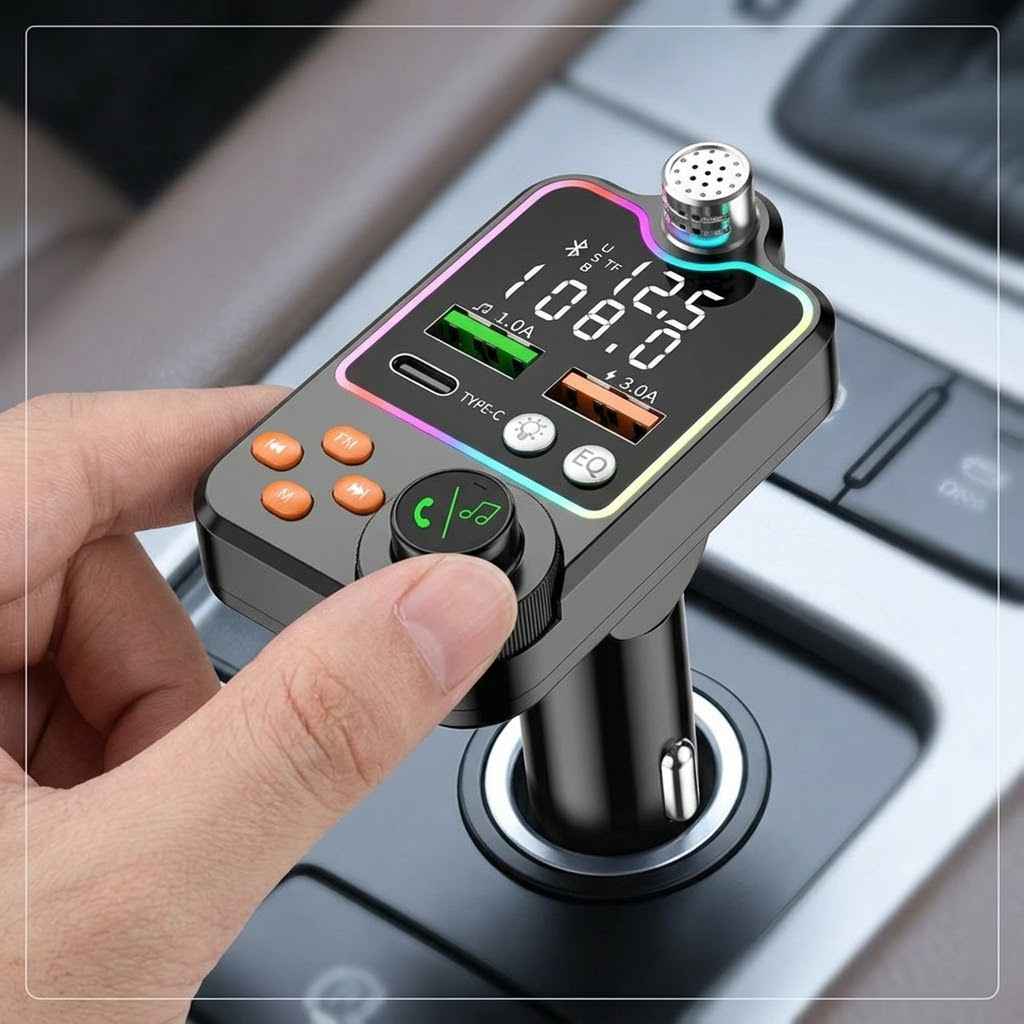 FM transmiter za auto Q15 — prednja strana sa displejem, dugmetom i USB portovima