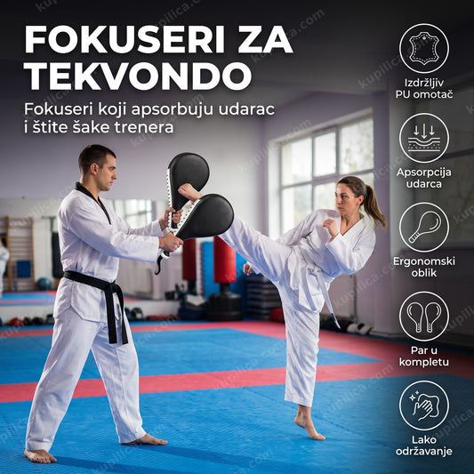 Trener drži fokusere za tekvondo dok učenik izvodi kontrolisan kik