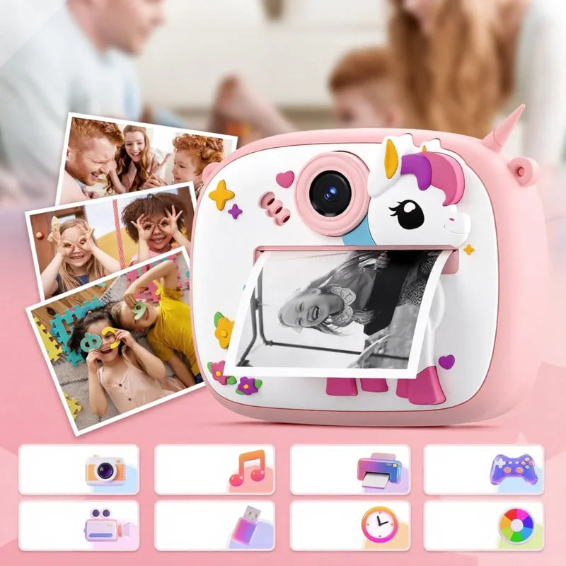 dete drži roze termalni foto štampač i odštampanu crno-belu fotografiju