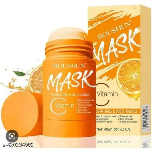 glinena maska štik sa vitaminom C u narandžastom pakovanju pored kriški narandže