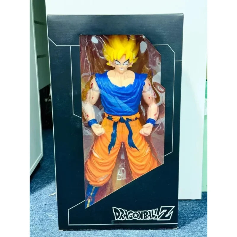 Super Saiyan Goku figura u plavoj majici i narandžastim pantalonama