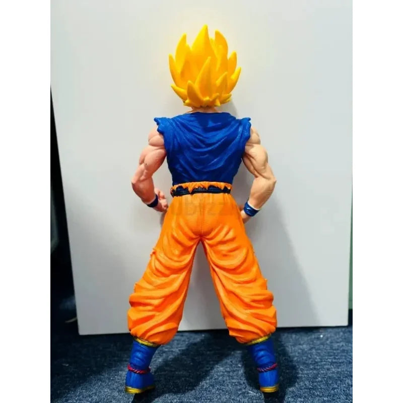 Bočni prikaz Goku figure sa podignutom rukom