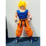 Noge i stopala Goku figure u raskoraku