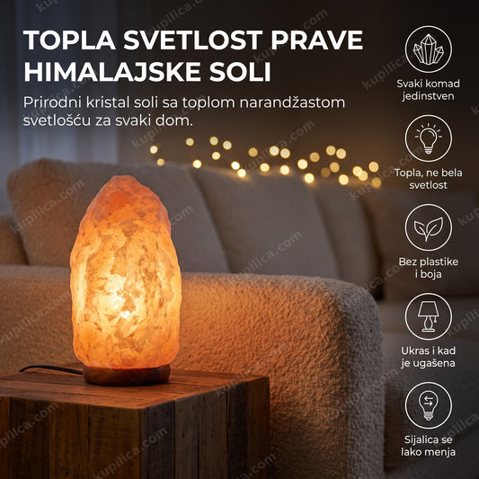 himalajska slana lampa sa toplom narandžastom svetlošću na drvenom postolju u sobi