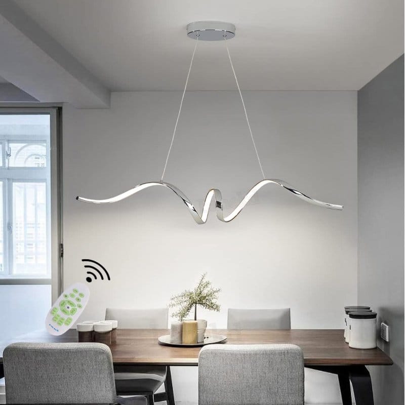 hromirani luster sa talasastom LED linijom iznad kuhinjskog ostrva
