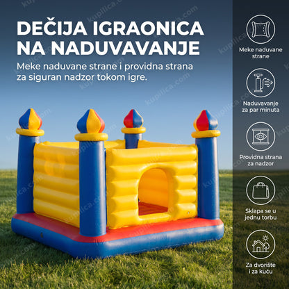 Žuto-plava igraonica na naduvavanje za decu na travnjaku ujutru