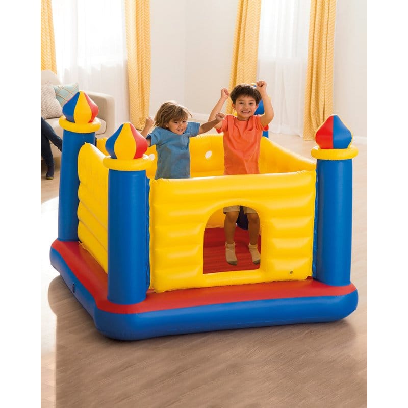Intex Jump-O-Lene trampolina na naduvavanje sa dva dečaka u dnevnoj sobi