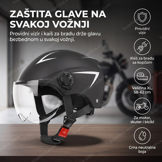 crna kaciga za motor i skuter sa providnim vizirom na stolu