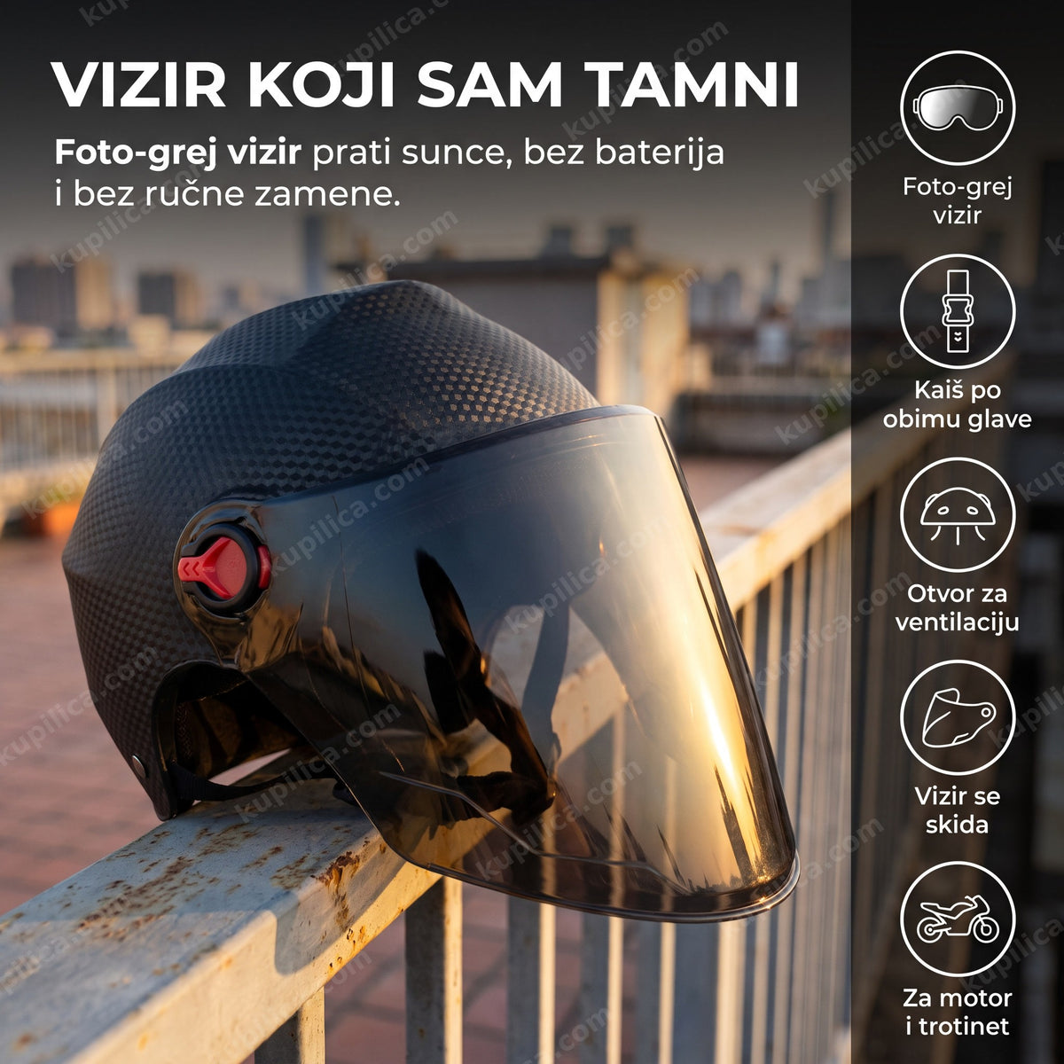 crna kaciga za motor karbon dezena sa tamnim vizirom na terasi u zalasku sunca