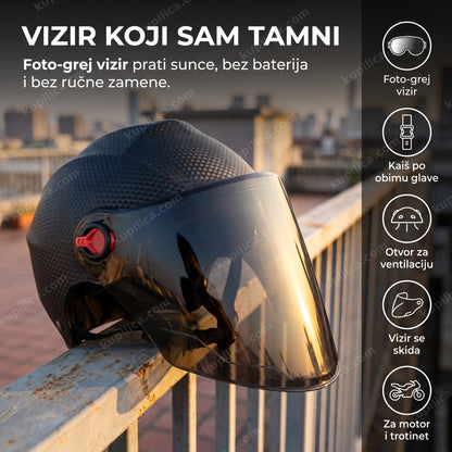 crna kaciga za motor karbon dezena sa tamnim vizirom na terasi u zalasku sunca