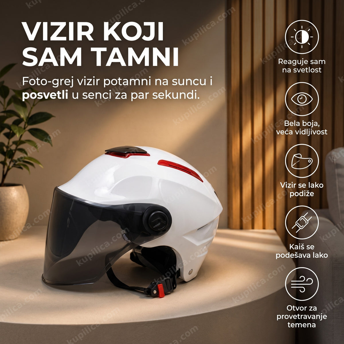 bela kaciga za motor sa foto-grej vizirom na drvenom stočiću u sobi