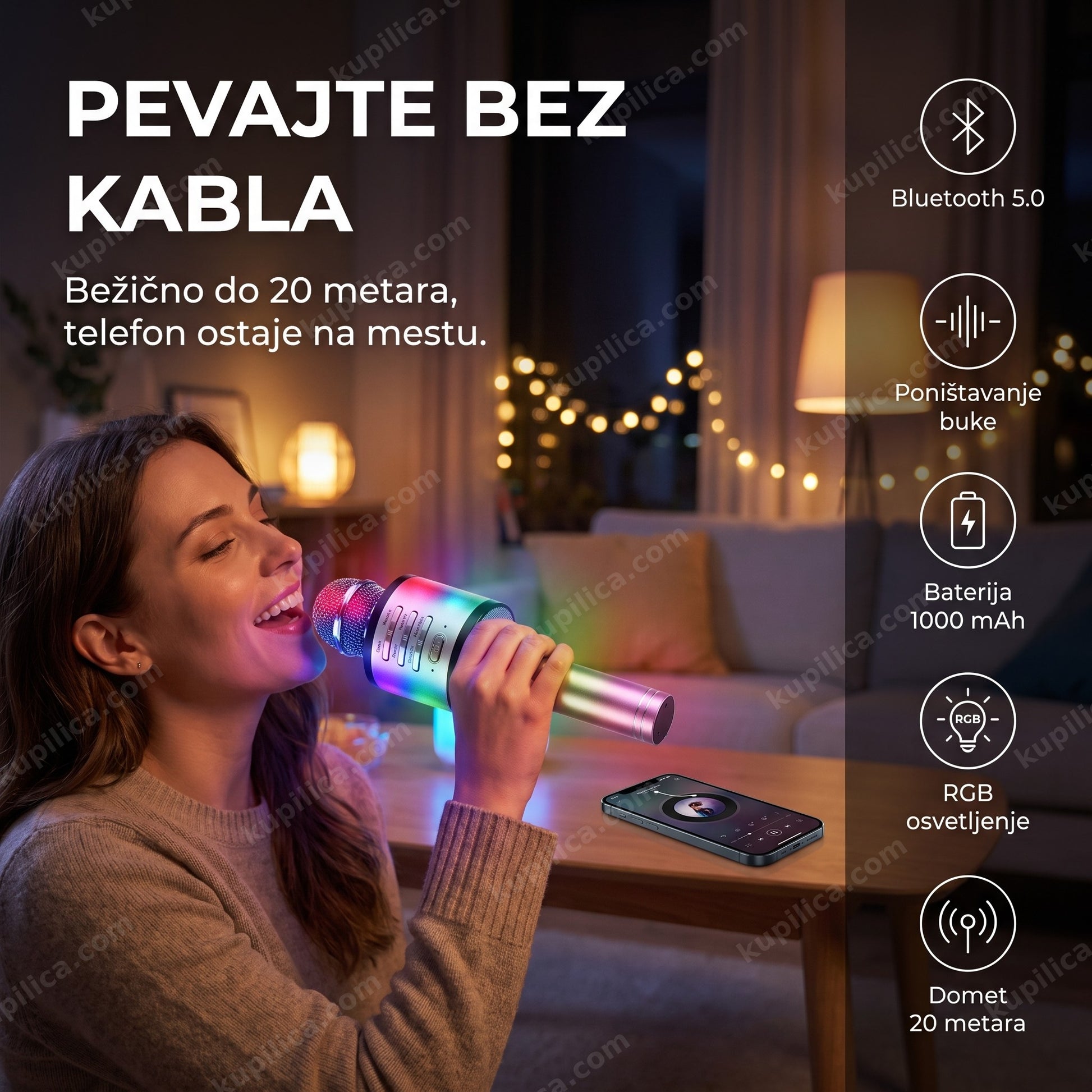 karaoke mikrofon bežični — pevačica peva u dnevnoj sobi sa bežičnim RGB mikrofonom, telefon ostaje na stolu