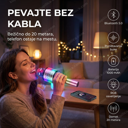 karaoke mikrofon bežični — pevačica peva u dnevnoj sobi sa bežičnim RGB mikrofonom, telefon ostaje na stolu
