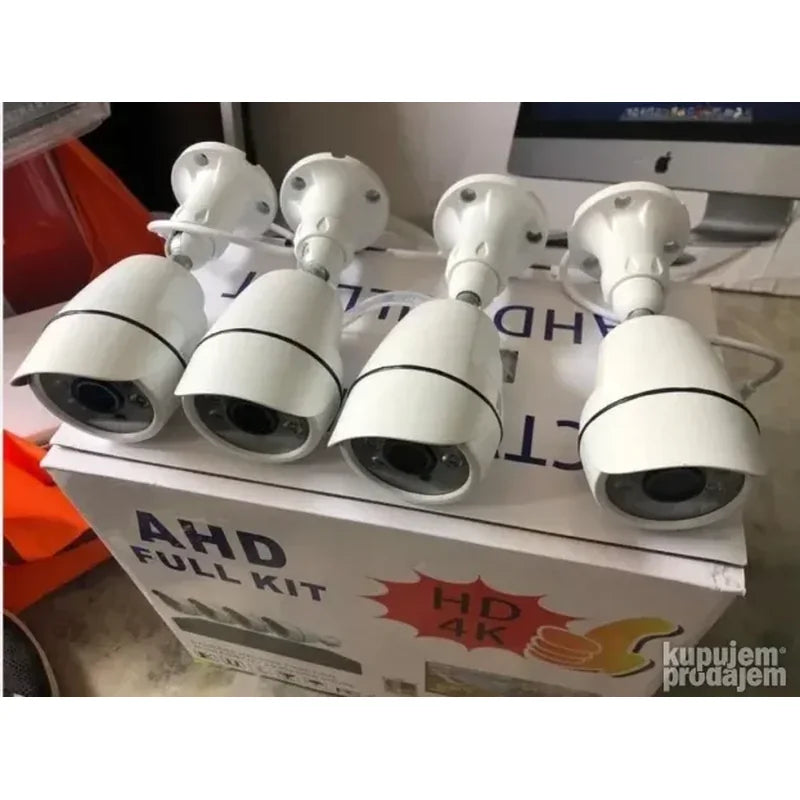 četiri bele kamere za video nadzor pričvršćene na nosače iznad kutije AHD full kit