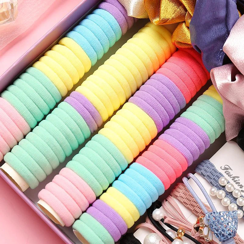 pastelne gumice za kosu složene u redovima žute, zelene, ljubičaste i roze boje