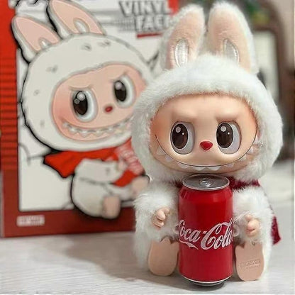labubu coca-cola figura — detalj 2