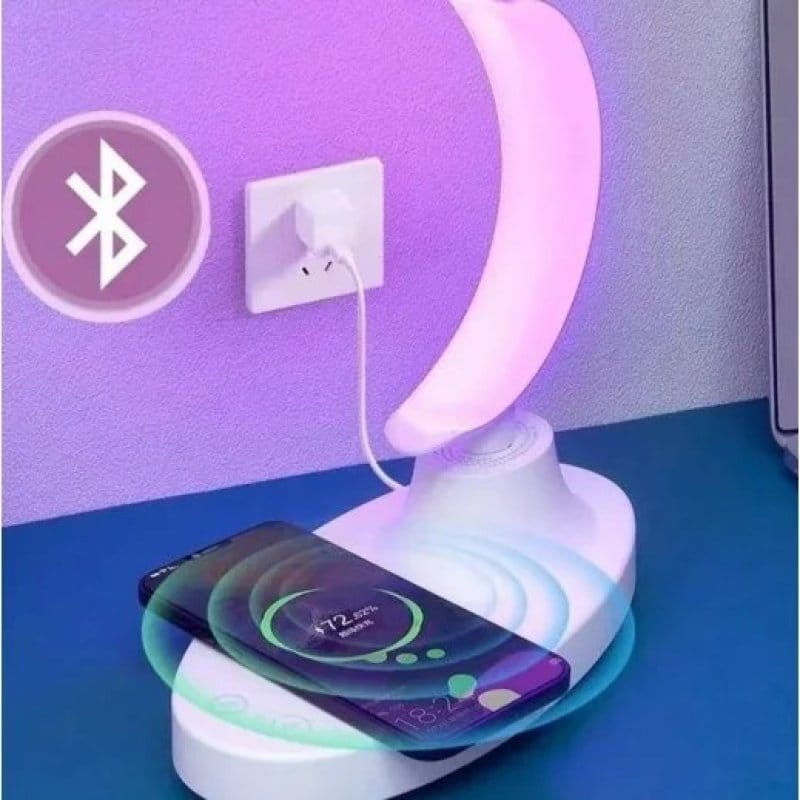 lampa sa bluetooth zvučnikom na noćnom ormariću uveče
