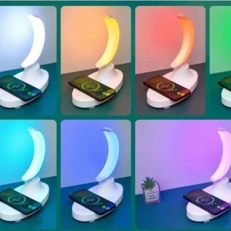 lampa sa bluetooth zvučnikom na radnom stolu pored laptopa