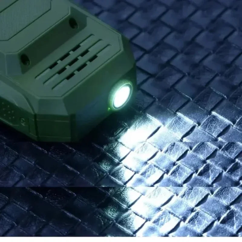 zbliženi prikaz LED lampe telefona koja osvetljava teksturiranu površinu