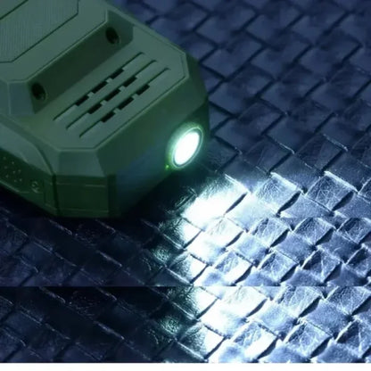 zbliženi prikaz LED lampe telefona koja osvetljava teksturiranu površinu