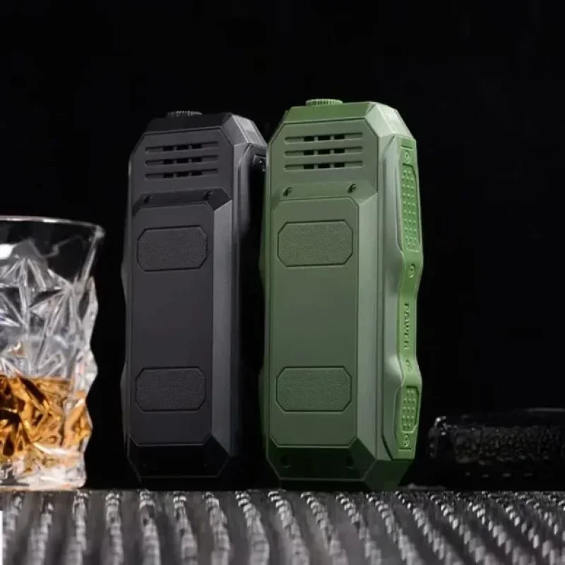 crni i zeleni telefon uspravno jedan pored drugog na tamnoj podlozi