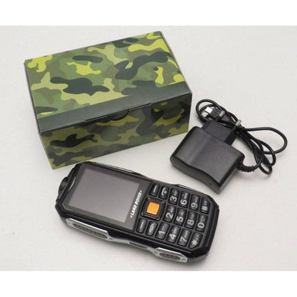 telefon, punjač i maskirna kutija poređani na beloj pozadini