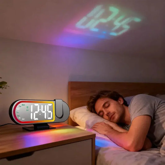 led digitalni sat sa projekcijom vremena na plafon iznad muškarca koji spava
