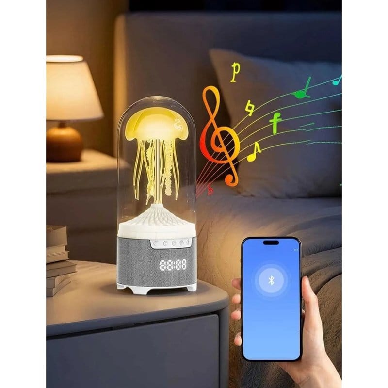 meduza lampa sa bluetooth zvučnikom svetli žuto na stočiću pored postelje