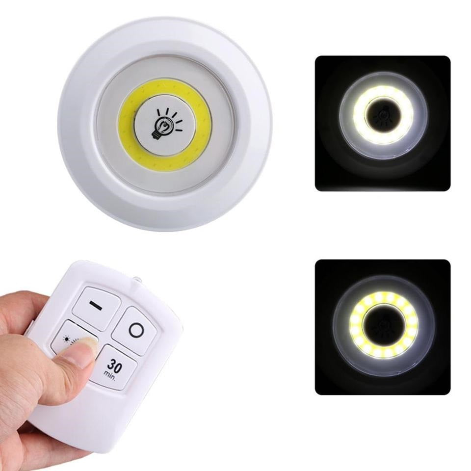 LED lampa na baterije upaljena na jakom i prigušenom nivou, daljinski u ruci