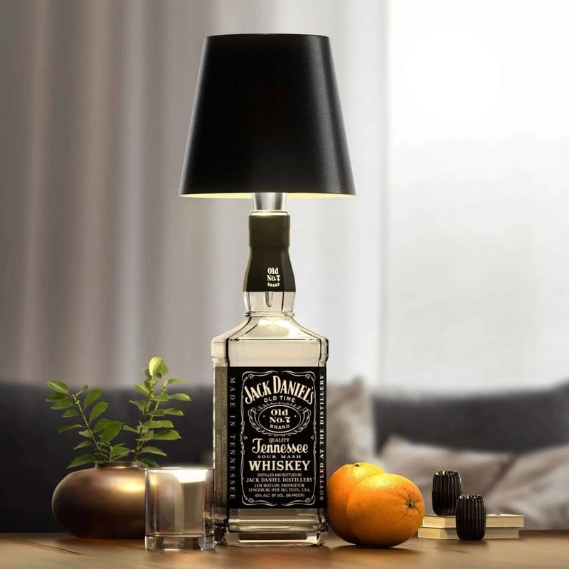 led lampa za bocu montirana na flašu Jack Daniel's sa crnim abažurom