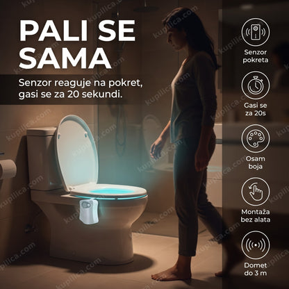 led lampa za wc šolju sa senzorom — osoba ulazi noću u kupatilo dok led lampa na senzor svetli na šolji
