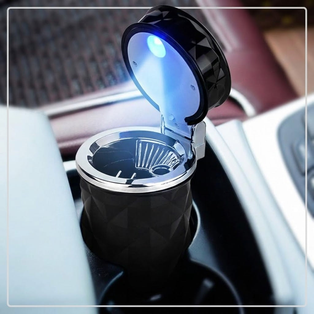 LED pepeljara za auto sa poklopcem — otvorena u držaču za čaše, plava LED dioda upaljena